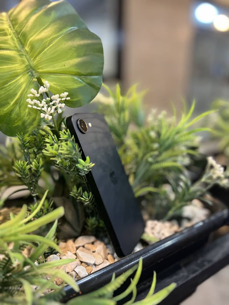 Apple iPhone 16e jv 4