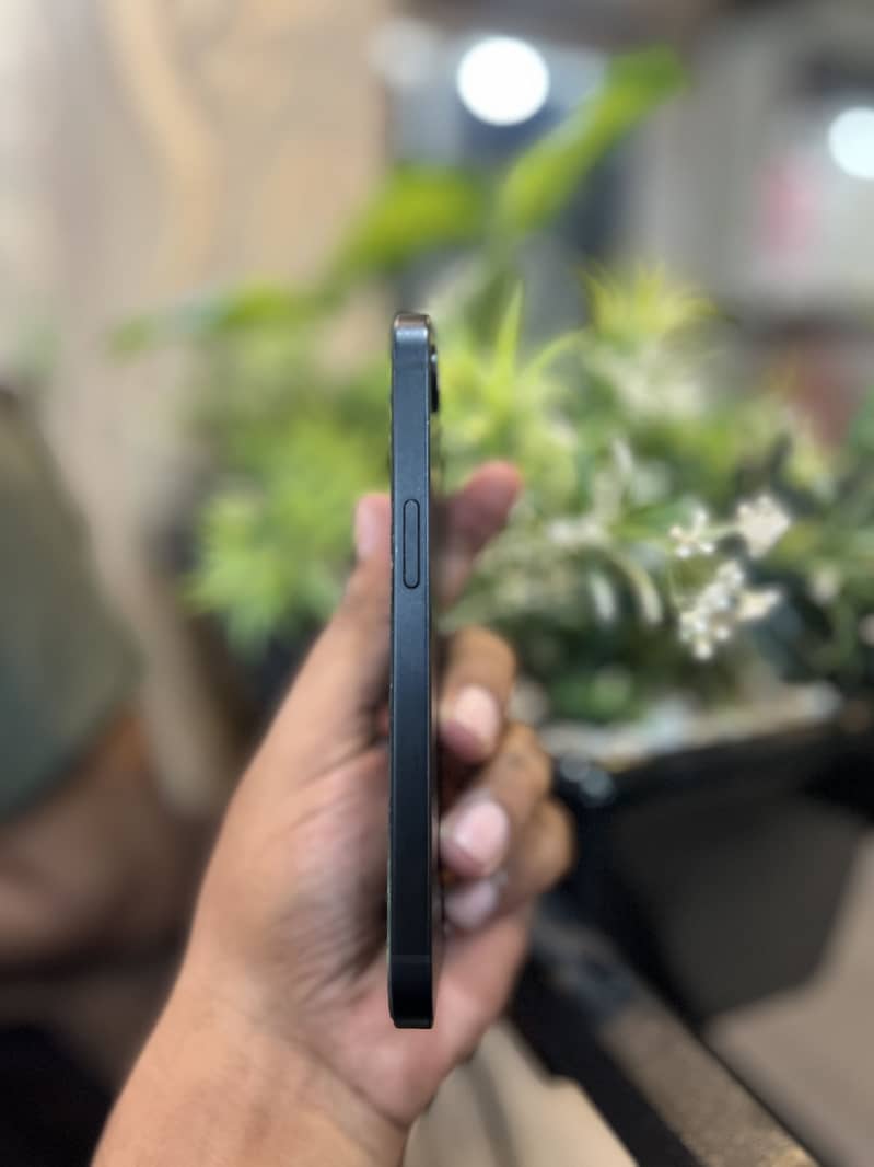 Apple iPhone 16e jv 6