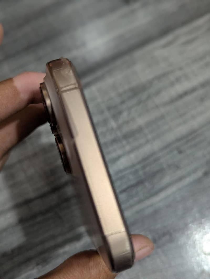 Apple iPhone 16 Pro Max 4