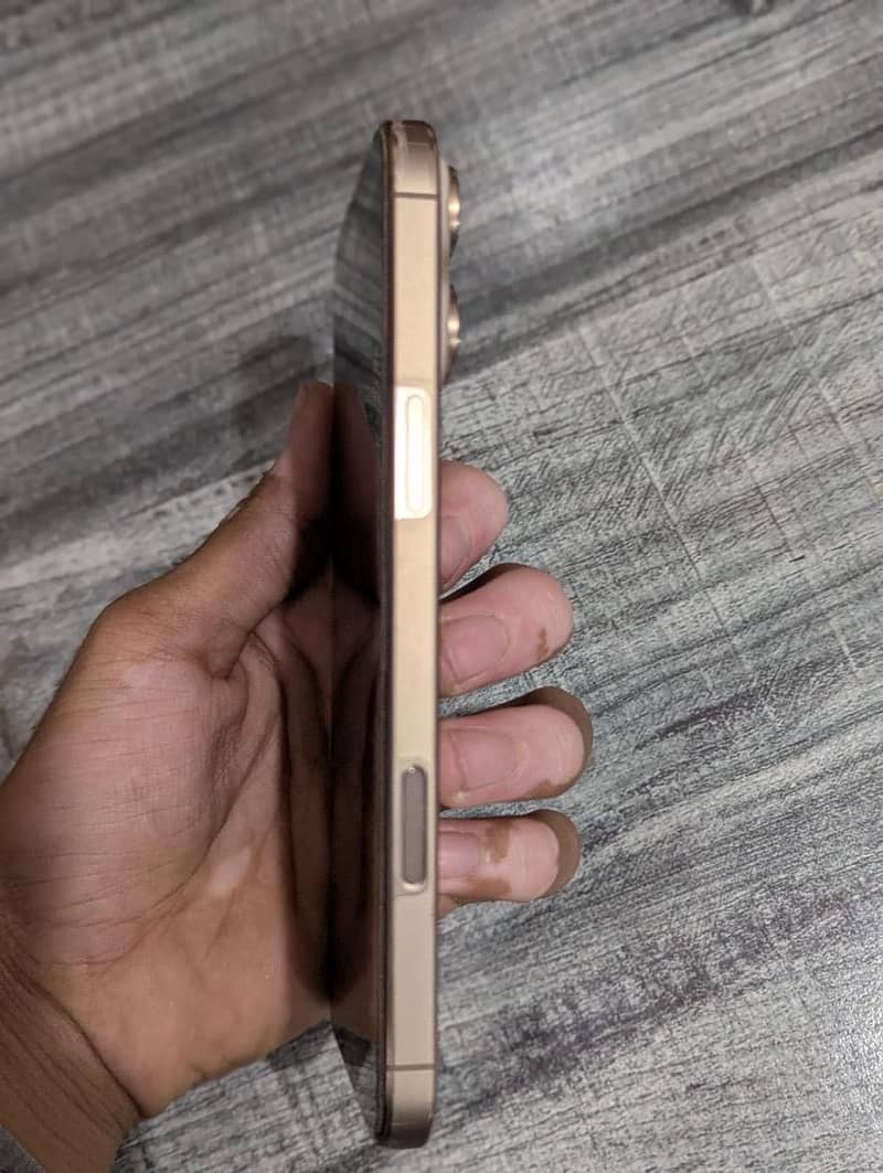 Apple iPhone 16 Pro Max 5