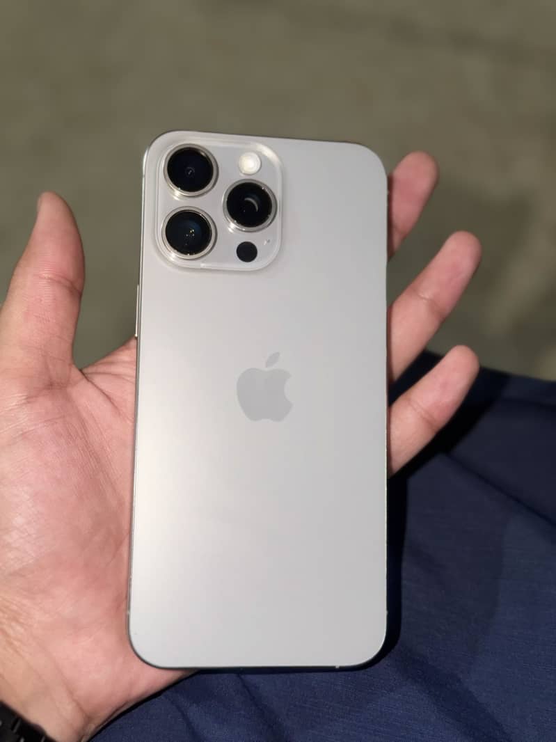 Apple iPhone 15 Pro Max 6