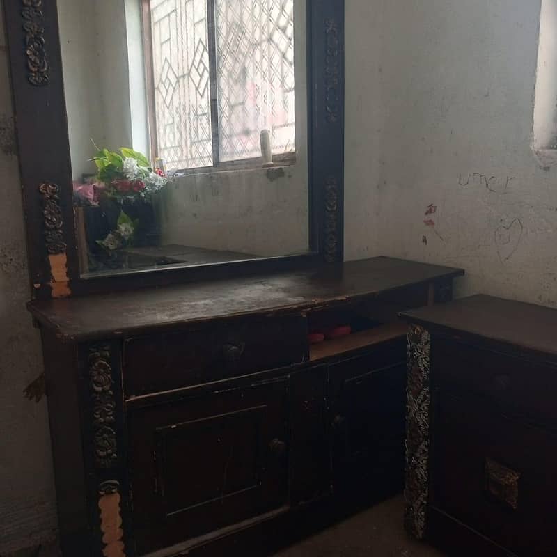 Showcase & Dressing Table 3