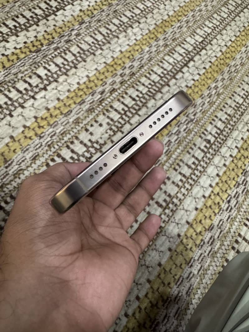 Apple iPhone 16 Pro Max 1