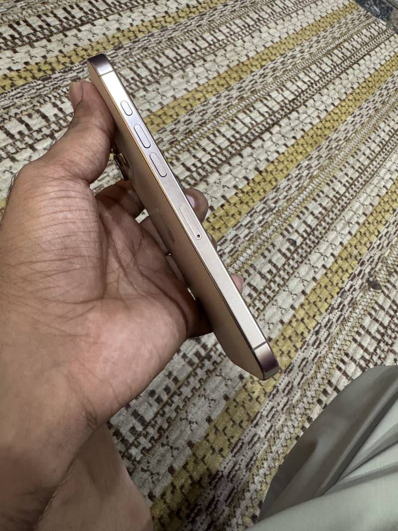 Apple iPhone 16 Pro Max 3