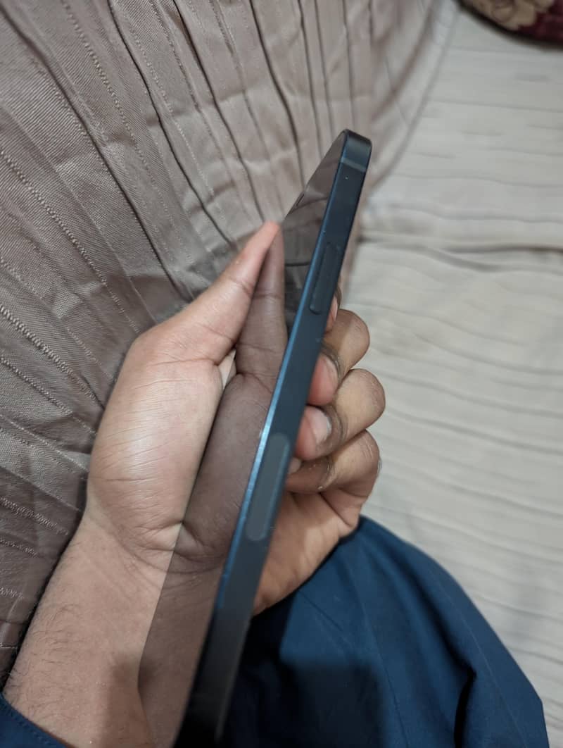 Apple iPhone 12 4