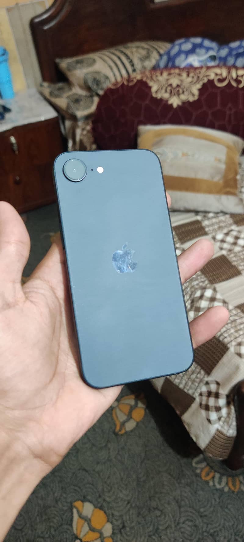 Apple iPhone 16e 0