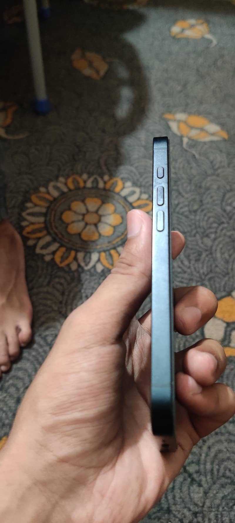 Apple iPhone 16e 2