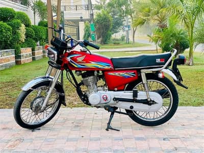 Beautiful Honda 125 CG Red