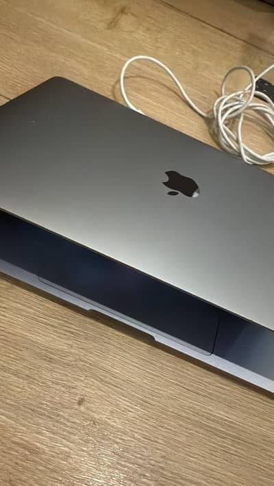 macbook pro 2022 M2