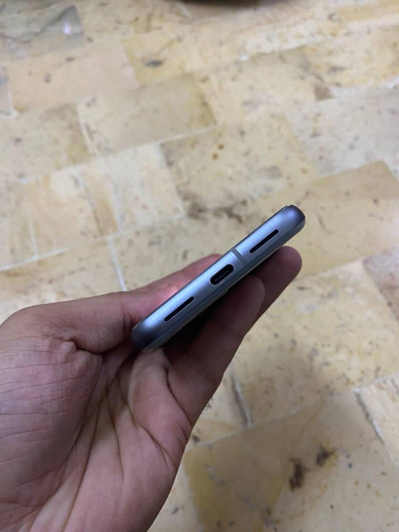 Google Pixel 8 4
