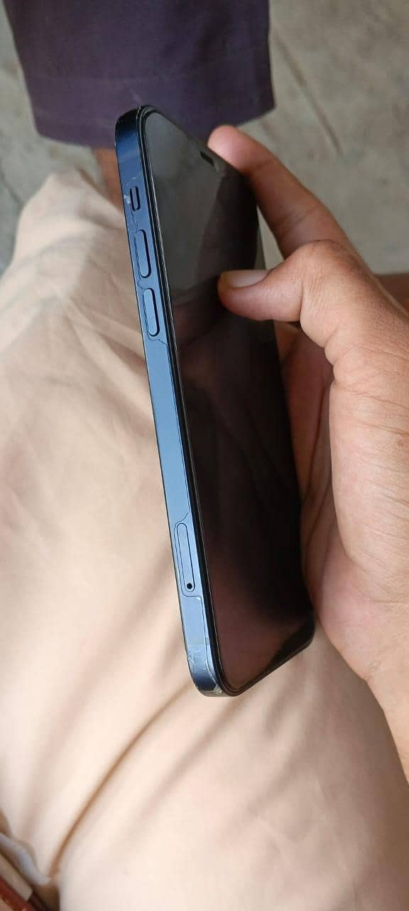 Apple iPhone 12 4