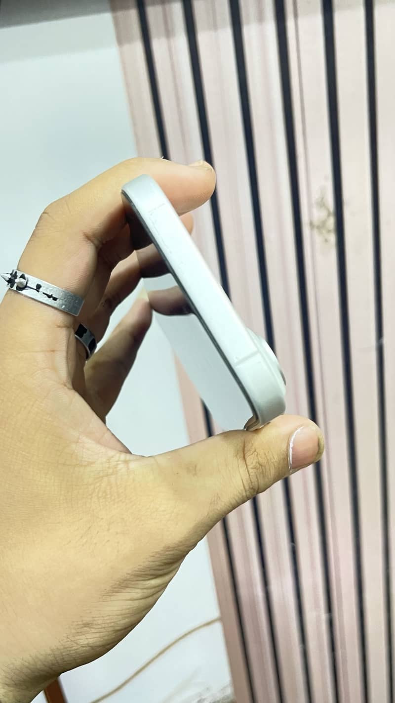 Apple iPhone 16 0