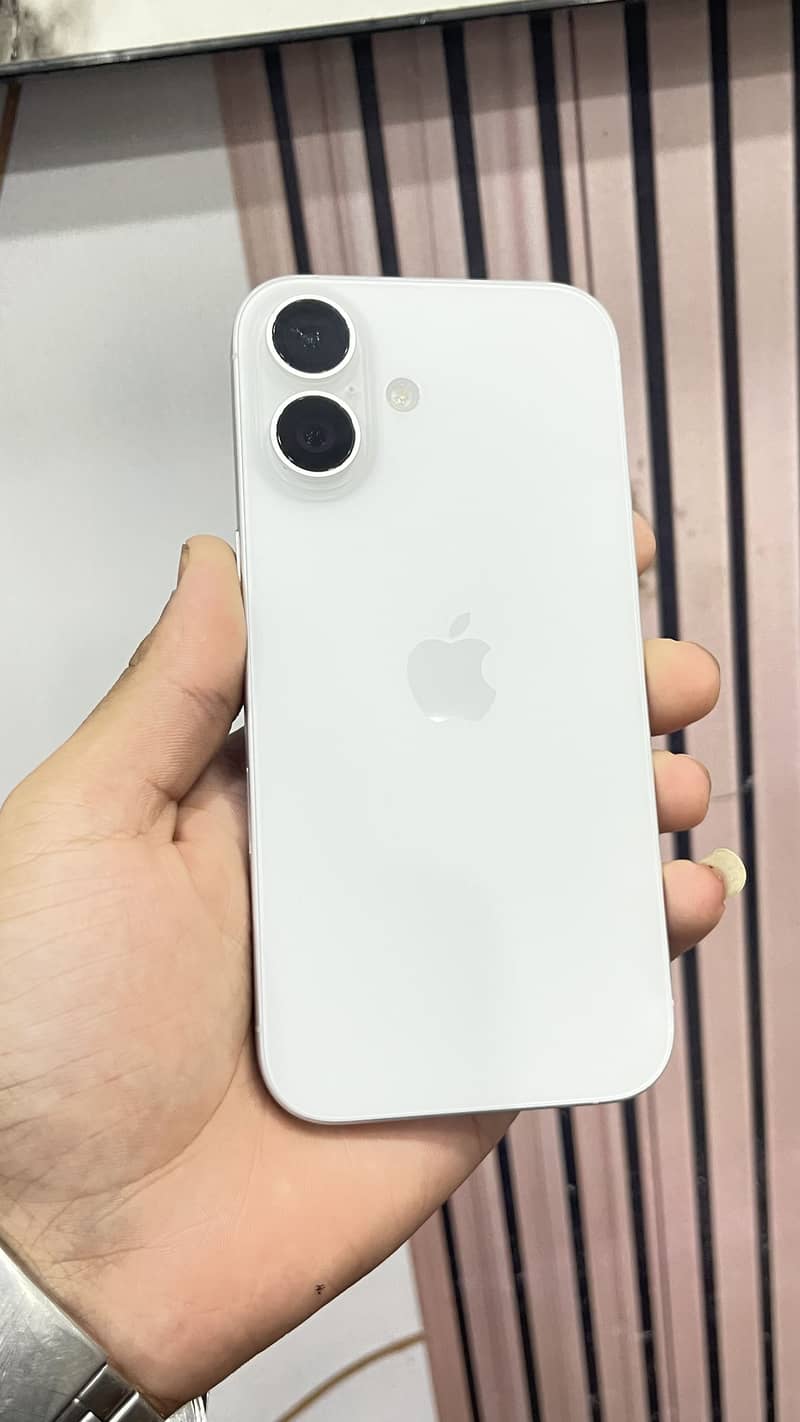 Apple iPhone 16 3