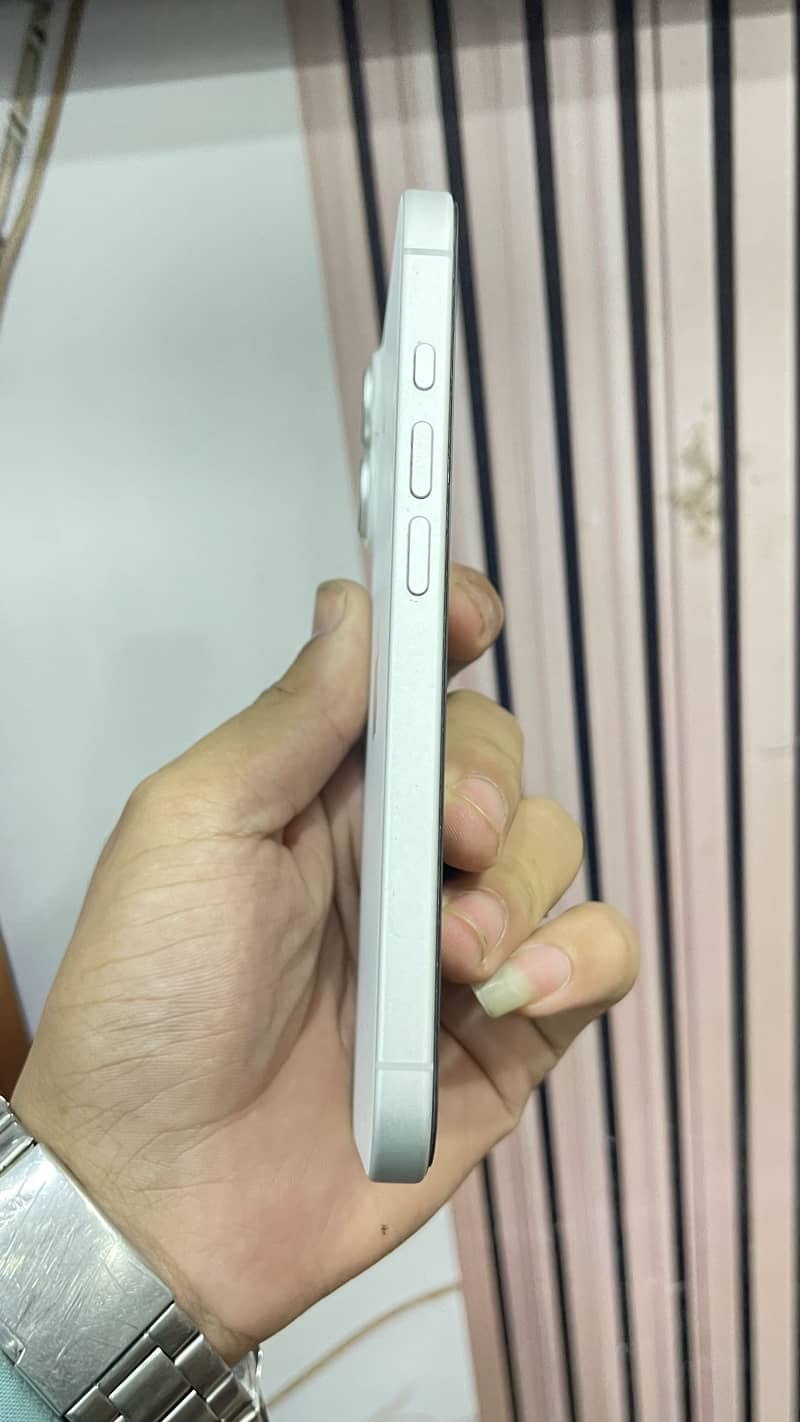 Apple iPhone 16 4