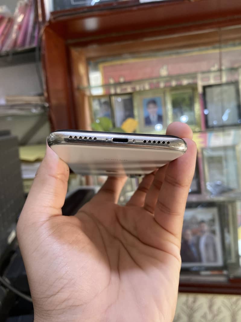 Apple iPhone X 3