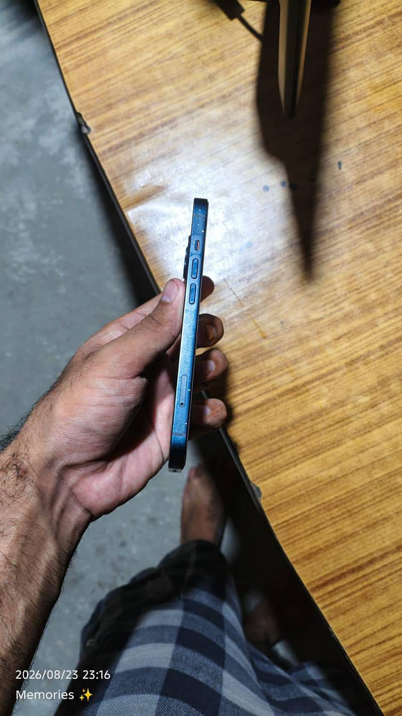 Apple iPhone 13 2