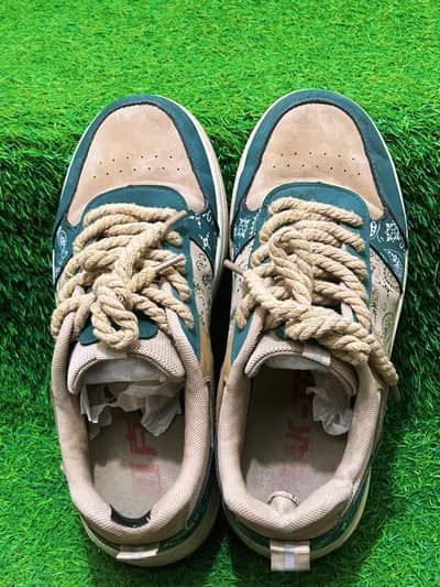sneaker thrift