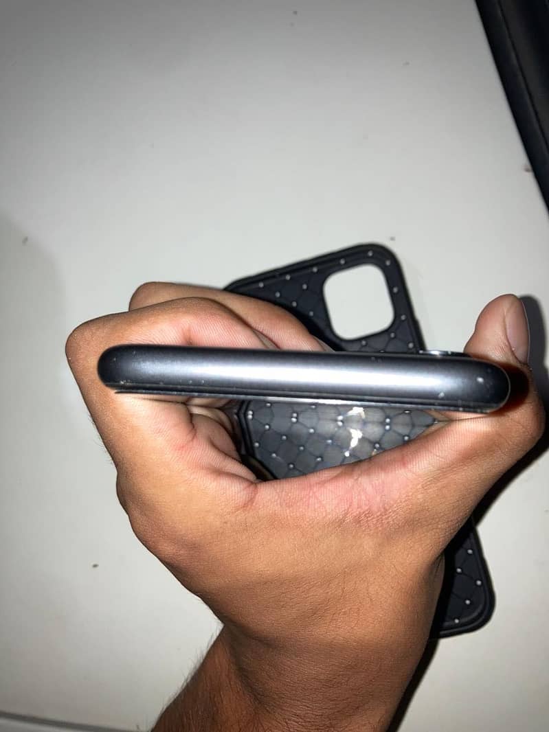 Apple iPhone 11 4