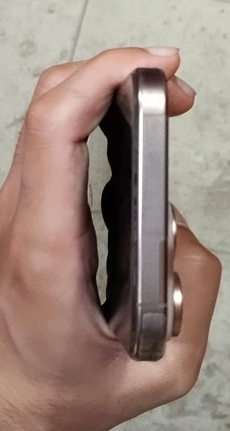 Apple iPhone 16 Pro Max 1