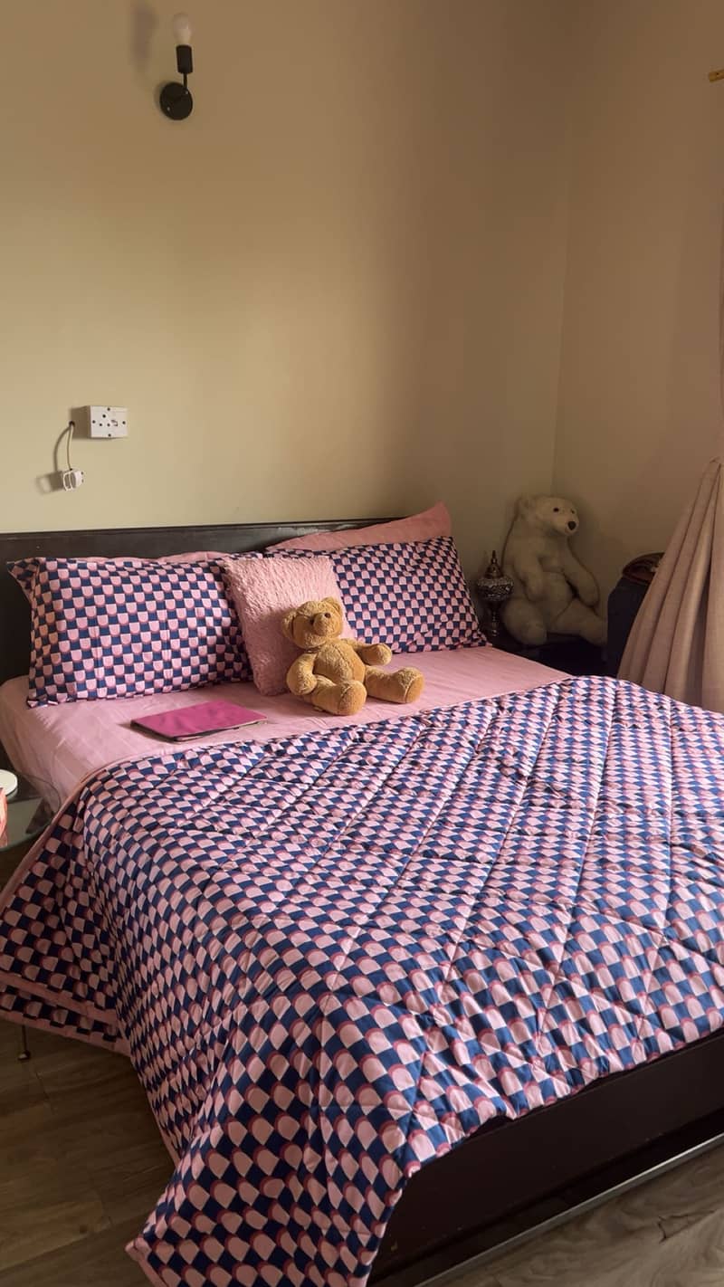 Queen bed 0