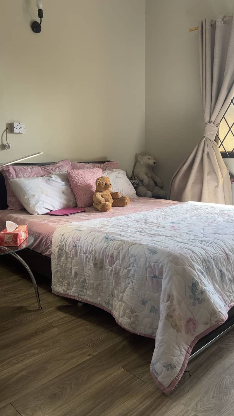 Queen bed 1