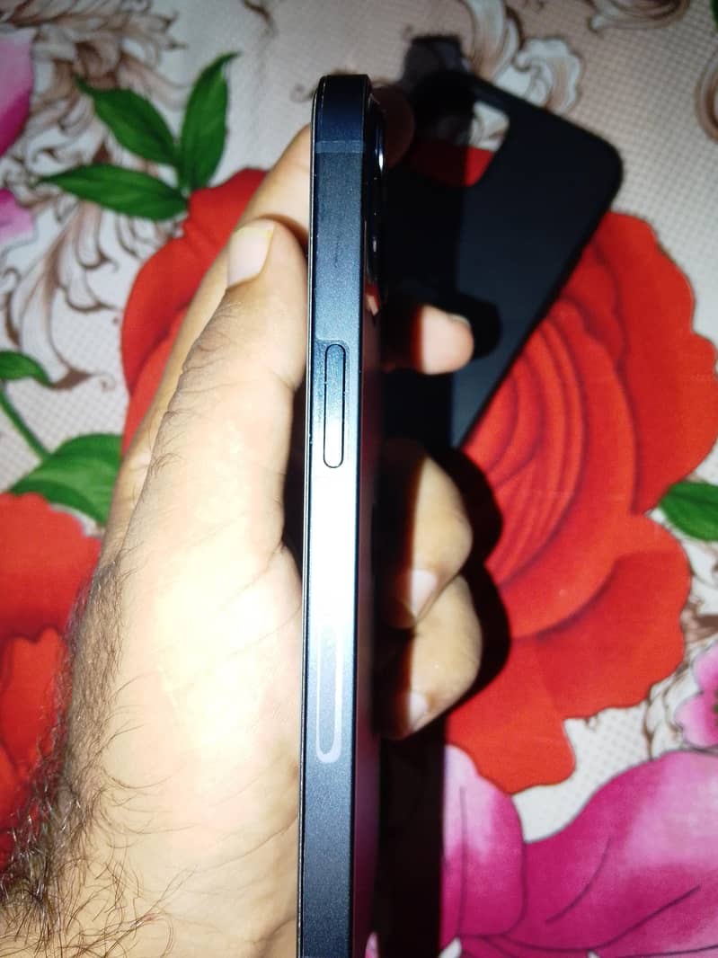 Apple iPhone 13 4