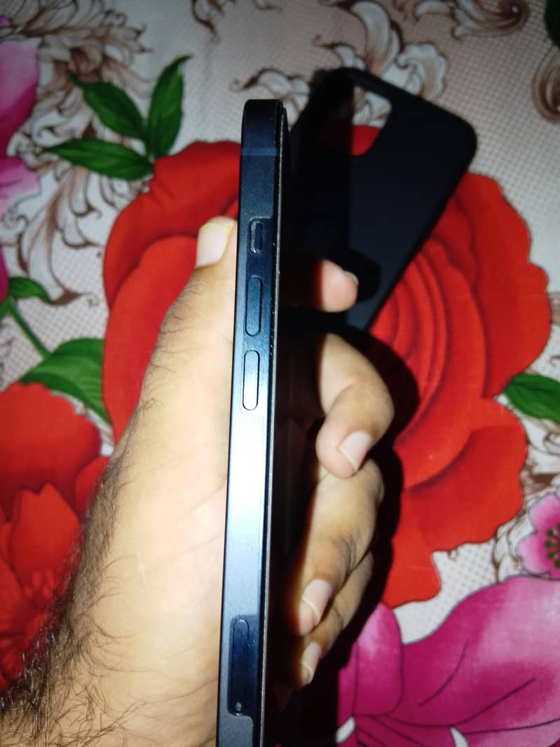 Apple iPhone 13 5