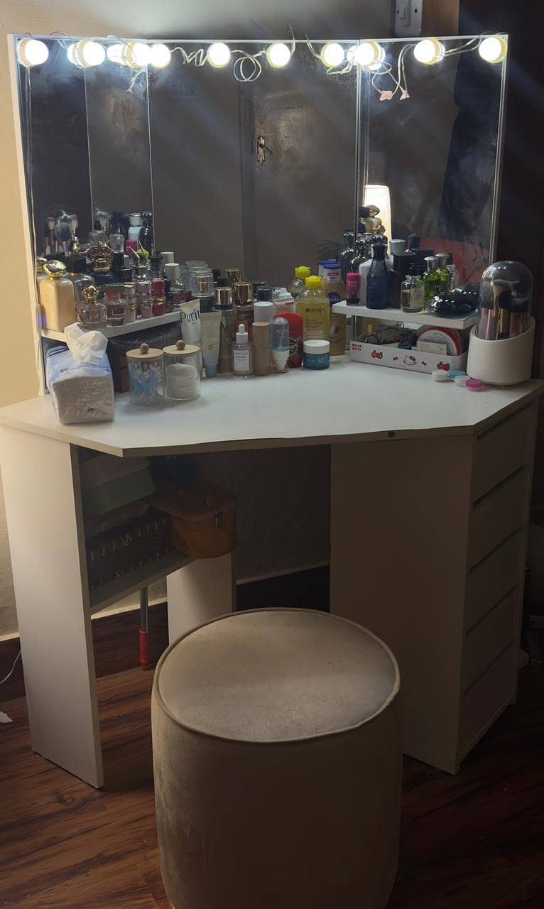 Corner Vanity/Dressing table 1
