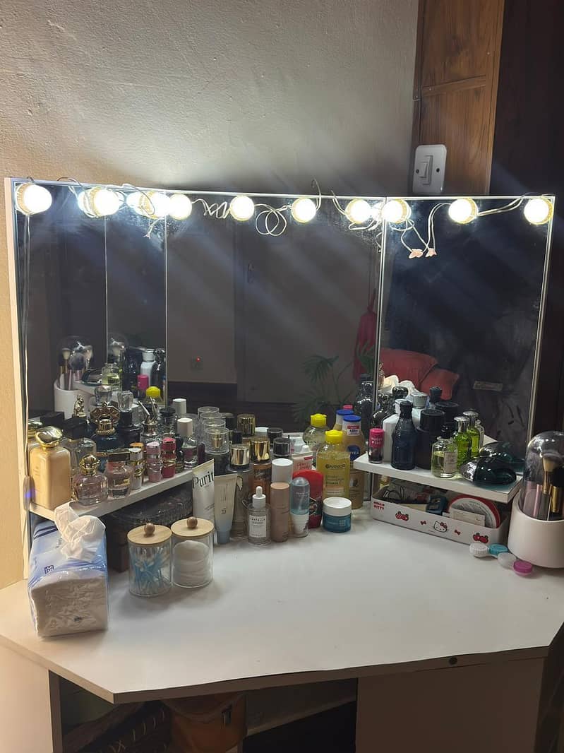 Corner Vanity/Dressing table 2