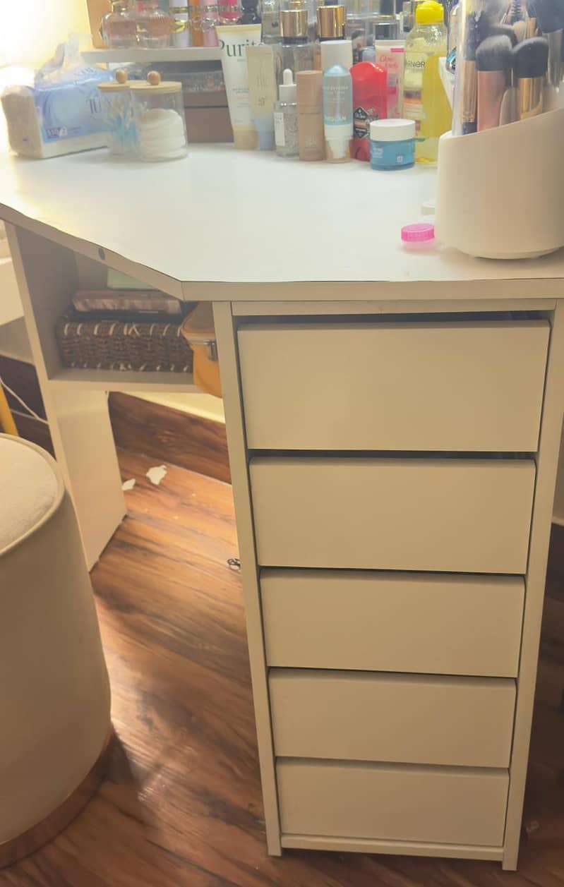 Corner Vanity/Dressing table 3