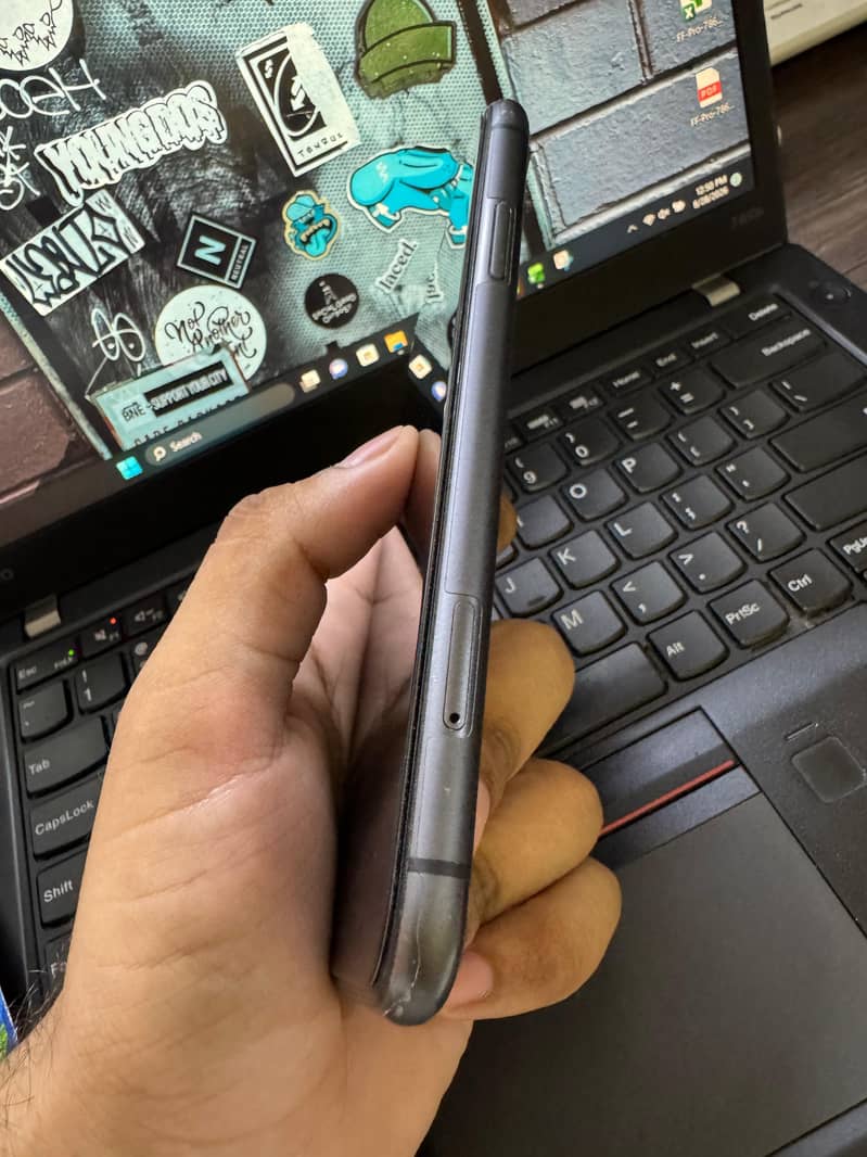 Apple iPhone 11 4