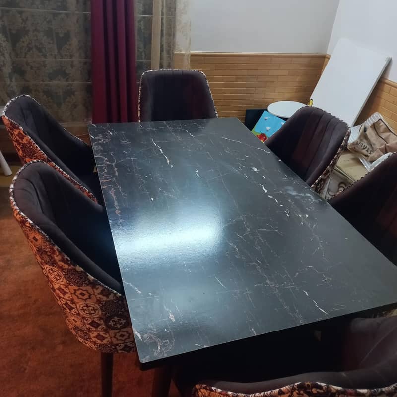 Dining table 0