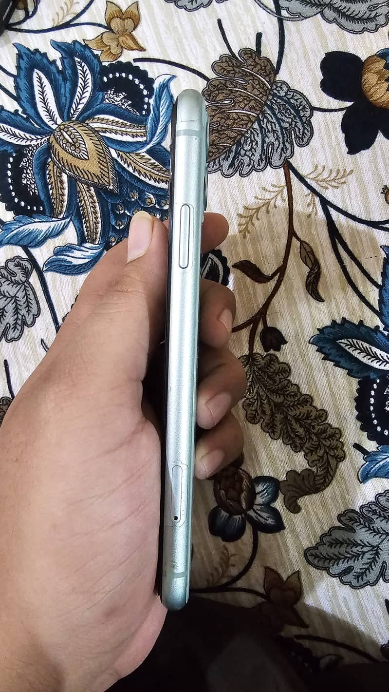 Apple iPhone 11 3