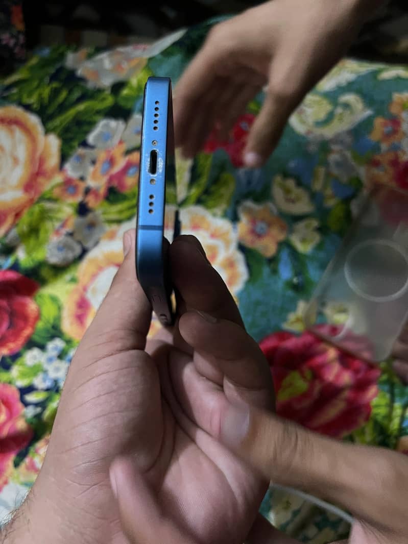 Apple iPhone 13 2