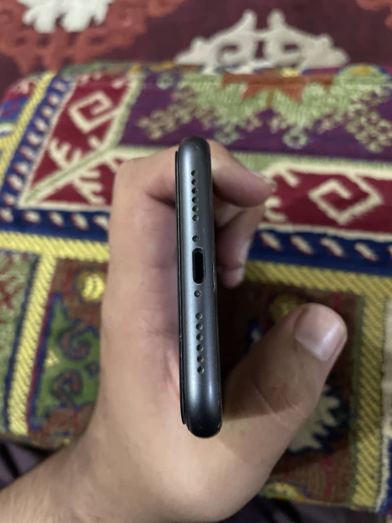 Apple iPhone 11 4