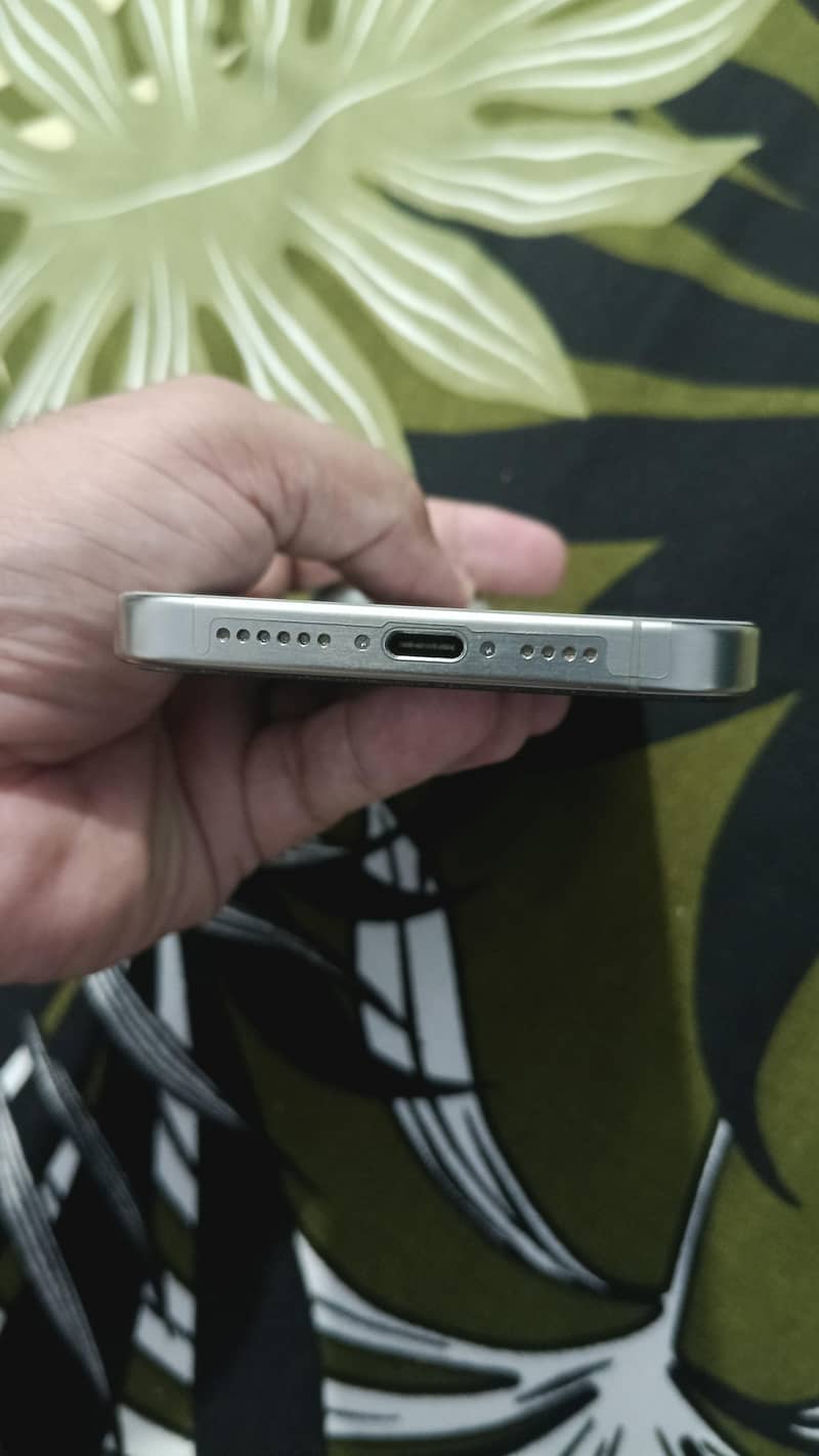 Apple iPhone 15 Pro Max 2