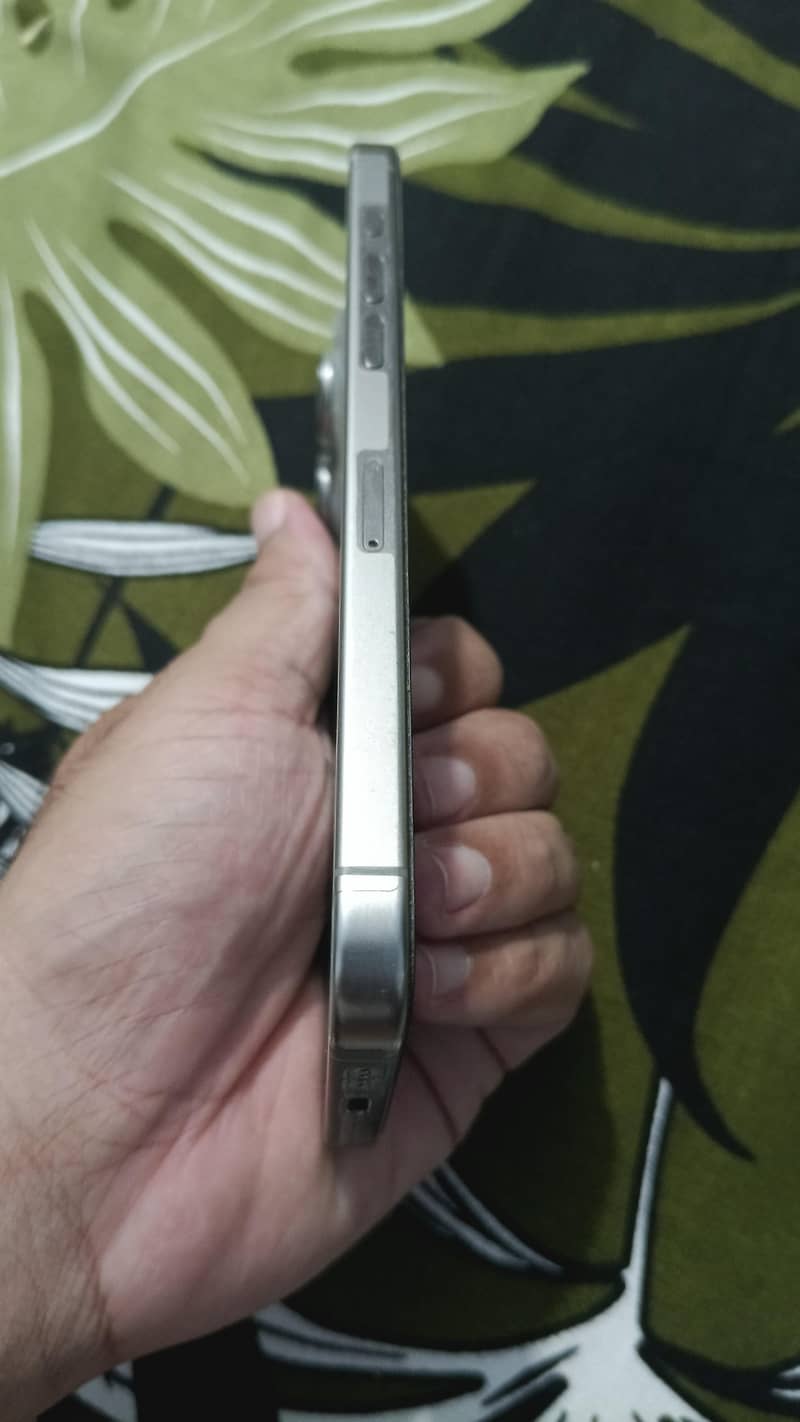 Apple iPhone 15 Pro Max 4