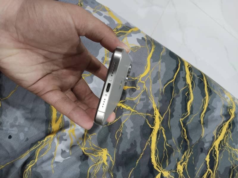 Apple iPhone 15 Pro Max 4