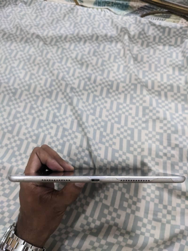 ipad pro(9.7) inches 8
