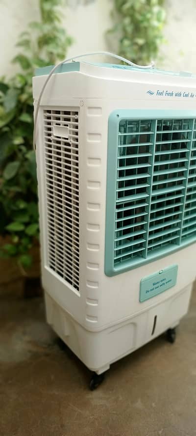 bilkul naya room cooler hai aur ek mahine Chala Hai Baki brand new hai