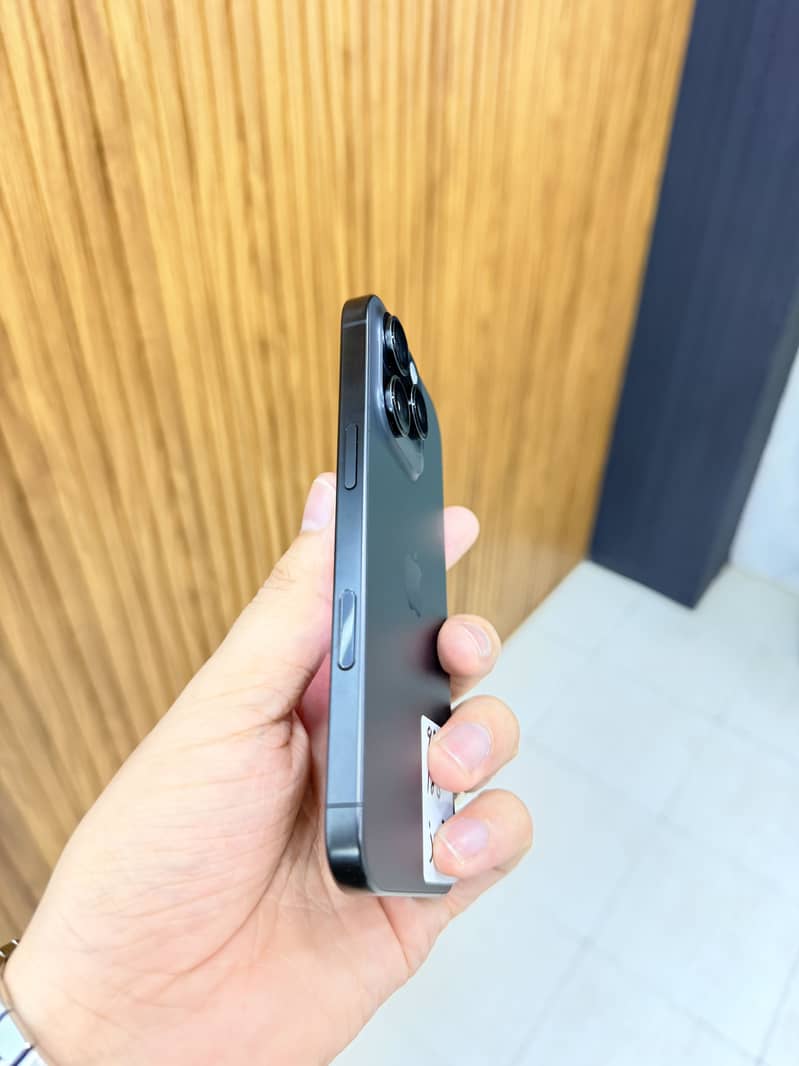 Apple iPhone 16 Pro 3
