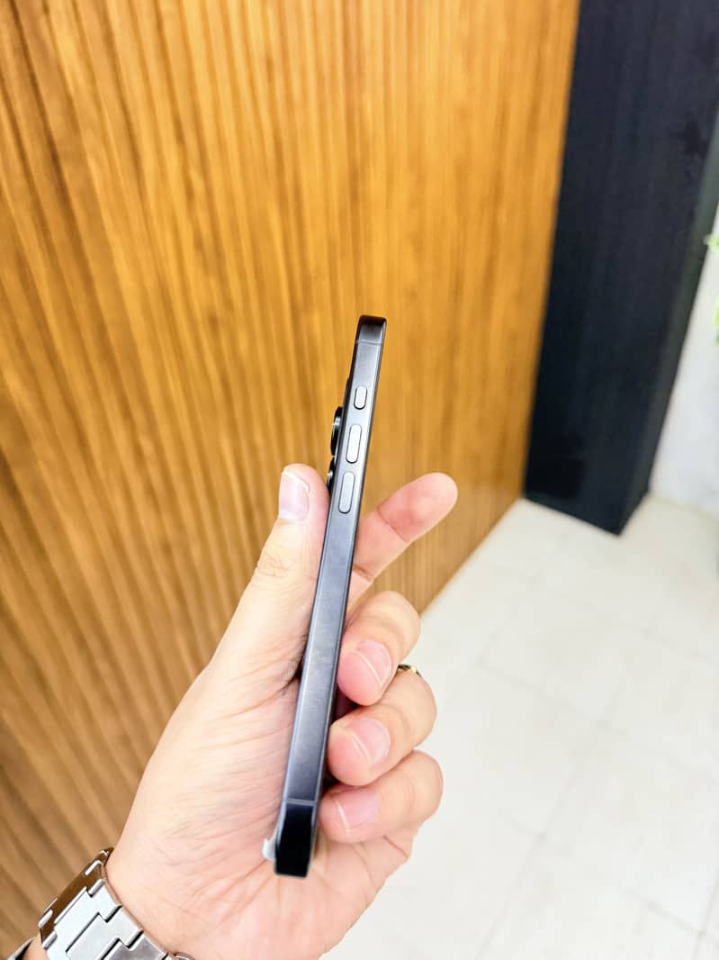 Apple iPhone 16 Pro 4