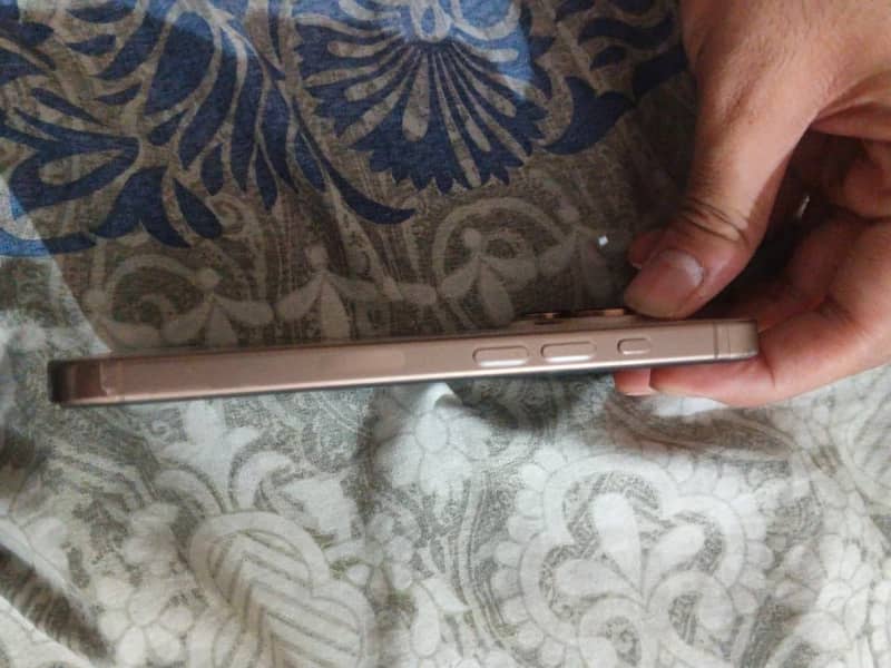 iPhone 16 Pro 3