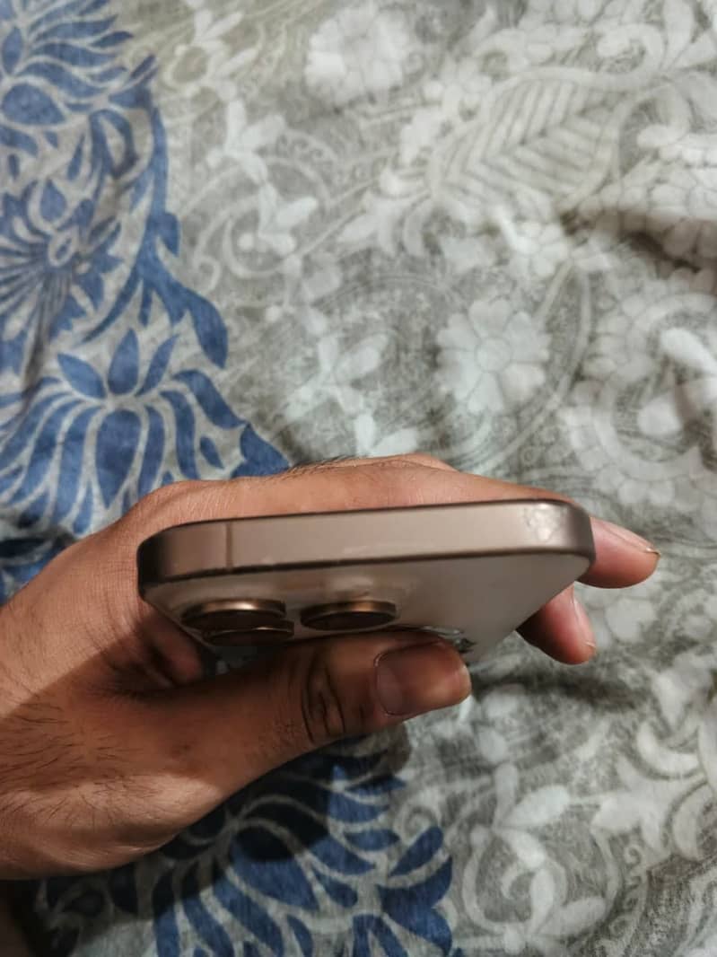 iPhone 16 Pro 4