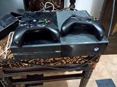 Xbox One 500GB with Two original controllers