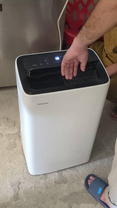 Toshiba portable AC and dehumidifier unit 12000BTU 1.25ton 110V 1200W