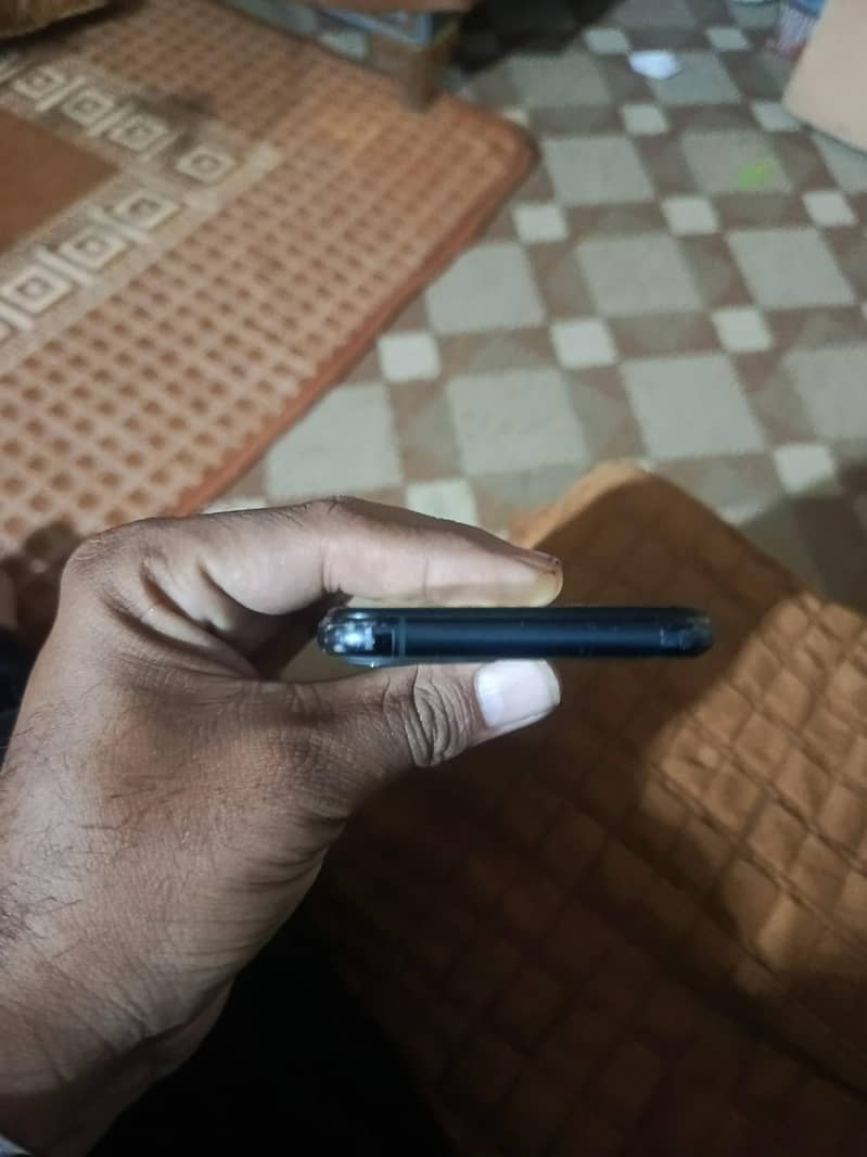 Apple iPhone 11 Pro 4