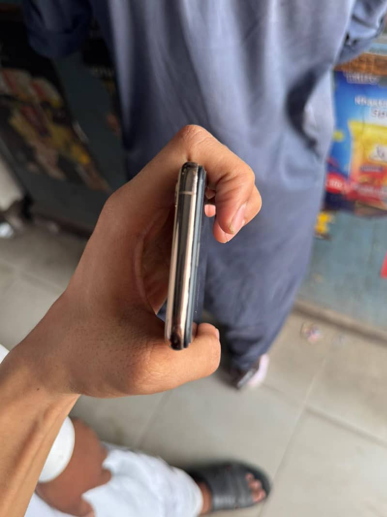 Apple iPhone XS 3
