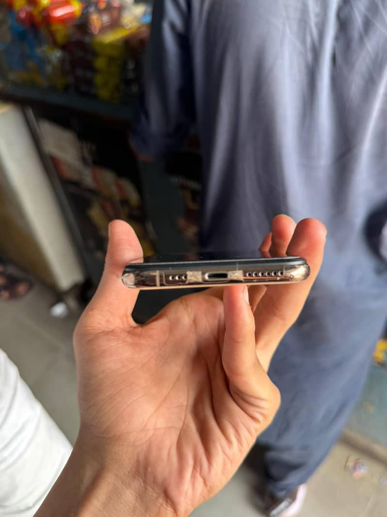 Apple iPhone XS 4