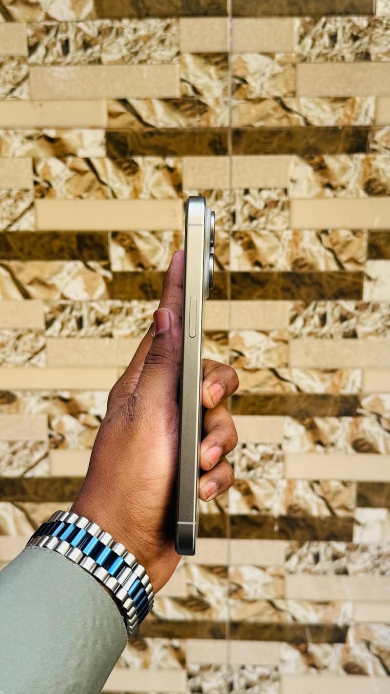 Apple iPhone 15 Pro Max 4